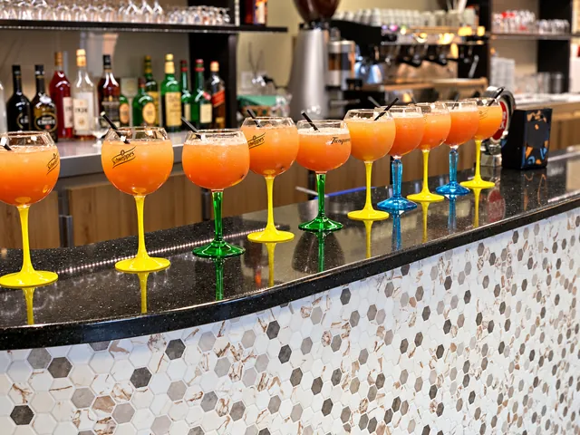 Des cocktails servis sur le comptoir du bar