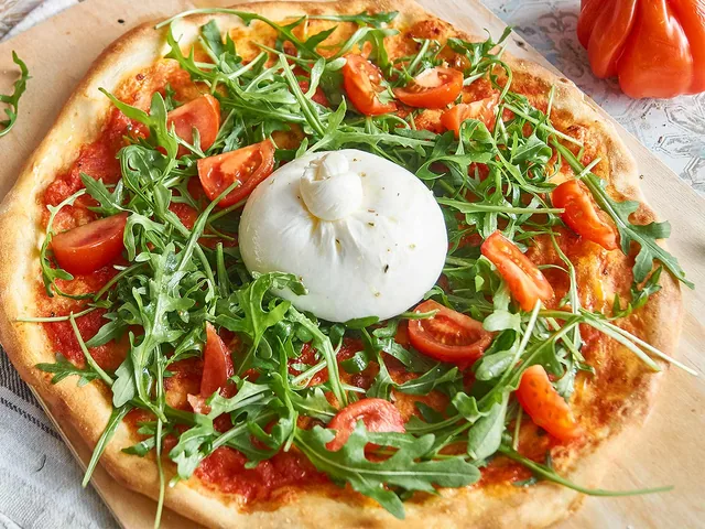 La pizza Burrata : burrata, tomates cerises et roquette