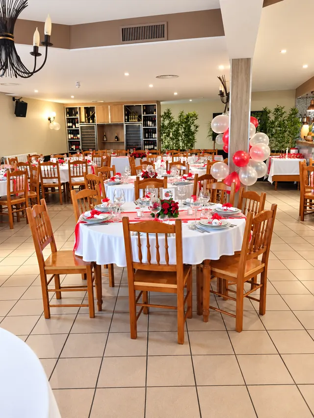 Une table ronde dressée devant la cave à vins
